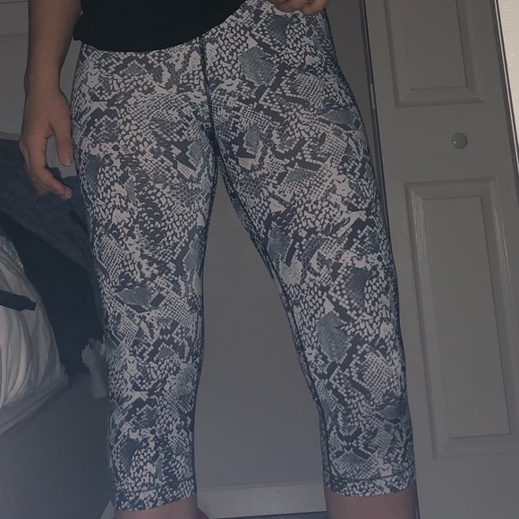 NIKE PRO CROPPED SNAKE SKIN LEGGINGS - Picture 5 of 5